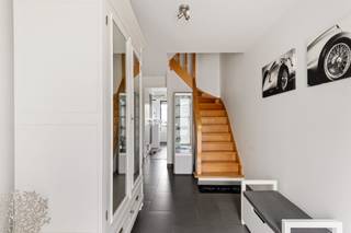 Sommige woningen vragen nog wat werk. Andere vooral veel ideeën. En dan zijn er woningen waar alles gewoon klopt en verzorgd aanvoelt.<br /><br />Deze bel-etage in Hoevenen hoort bij die laatste categorie. Van zodra je binnenkomt, merk je hoe goed de woning doorheen de jaren werd onderhouden. Alles is netjes, verzorgd en klaar voor een volgende bewoner.<br /><br />De leefruimtes voelen aangenaam en vertrouwd aan, met als één van de blikvangers de keuken. Ze is bijzonder compleet uitgerust met Miele-toestellen en biedt alles wat je nodig hebt om hier ook écht uitgebreid te koken. Aansluitend bevindt zich een praktische berging/bijkeuken, ideaal voor extra voorraad en alles wat je liever niet in het zicht hebt staan.<br /><br />Verder beschikt de woning over drie ruime slaapkamers en een badkamer. Op het gelijkvloers vind je nog een aparte wasplaats en een inpandige garage waar twee wagens achter elkaar kunnen staan.<br /><br />Ook op technisch vlak zit het goed. Zonnepanelen, een zonneboiler, elektrische rolluiken en een conforme elektrische installatie zorgen voor het nodige hedendaagse comfort. Met een EPC-score van 110 kWh/m² is bovendien ook het energieplaatje mooi op orde.<br /><br />Buiten werd diezelfde zorg doorgetrokken. De tuin ligt er tot in de puntjes bij en vormt een fijne plek om na een drukke dag gewoon even thuis te komen.<br /><br />En dan is er nog de ligging. Je woont hier in een echte woonwijk waar nauwelijks doorgaand verkeer komt, terwijl winkels, scholen en dagelijkse voorzieningen makkelijk bereikbaar zijn. Ook de Antwerpse haven en de oprit van de autosnelweg liggen vlakbij.<br /><br />De woning is beschikbaar vanaf het voorjaar van 2027.<br /><br />Geen woning die hard om aandacht hoeft te roepen. Wel eentje waarvan je tijdens een bezoek al snel merkt hoeveel zorg eraan besteed is. Een comfortabele en praktische thuis waar alles aanwezig is om gewoon binnen te komen en te beginnen wonen.<br /><br />Binnenkijken? We laten ze je graag zien.