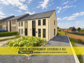 <span><strong><u>Verkoop onder registratie (2% of 12%)!</u></strong></span><br /><br /><span><span><strong>1ste bezoekdag zaterdag 4 juli! Inschrijven kan via www.nobels.be onder referentienummer 4376445</strong></span></span><span><span><strong>.</strong></span></span><br /><br />MODERNE EN INSTAPKLARE WONING, gelegen op een UITERST RUSTIGE LOCATIE aan de rand van Ronse, waar HEDENDAAGS WOONCOMFORT en een GROENE OMGEVING elkaar perfect aanvullen. Deze RECENTE EIGENDOM (2022) werd ontworpen met oog voor licht, ruimte en functionaliteit en onderscheidt zich door haar TIJDLOZE ARCHITECTUUR en STRAKKE AFWERKING. Een absolute troef is het PANORAMISCH ZICHT over de omliggende velden, de glooiende heuvels van de VLAAMSE ARDENNEN en het HISTORISCH CENTRUM van Ronse. Deze unieke combinatie van natuur en stadsnabijheid maakt deze eigendom bijzonder aantrekkelijk. Dankzij de recente bouw en de toepassing van MODERNE TECHNIEKEN voldoet de woning aan de HEDENDAAGSE ENERGIENORMEN en geniet u van een ENERGIEZUINIGE en ZORGELOZE WOONERVARING. Hierdoor vormt deze eigendom niet alleen een IDEALE GEZINSWONING, maar ook een interessante opportuniteit voor wie op zoek is naar een DUURZAME INVESTERING. De indeling gaat als volgt: Via de inkomhall met gastentoilet heeft u toegang tot de lichtrijke leefruimte met aanpalende open keuken en praktische berging. Op de 1ste verdieping biedt de nachthall toegang tot 3 slaapkamers en een ingerichte badkamer. Via een zolderluik biedt de 2de verdieping een ruime zolder met extra opbergmogelijkheden. Buitenshuis beschikt deze eigendom over een knap aangelegde oprit, tuin en terras met panoramisch zicht op het omliggende landschap. <br /><br />Adres: Molekensstraat 183 te Ronse<br /><br />EPC: Label A, G-score en P-score A, Geen renovatieverplichting, Bestuursmaatregelen in het maatregelenregister: Neen