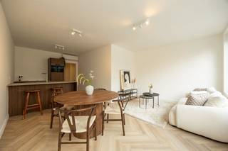 <p><span>Rustig en centraal wonen</span><span><br />Dit volledig gerenoveerde appartement op de eerste verdieping is gelegen in een kleinschalig gebouw van slechts vier units, in een zeer rustige straat in Antwerpen. Alle voorzieningen bevinden zich op wandelafstand en dankzij de nabijheid van openbaar vervoer en een velostation verplaats je je vlot door en rond de stad. Een aangename woonomgeving met een mooi evenwicht tussen rust en bereikbaarheid.<br /><br /></span></p><p><span>Licht, ruimte en hedendaags comfort</span><span><br />Via de inkomhal betreden we het appartement, dat afgewerkt is met een warme PVC‑visgraatvloer die doorloopt doorheen de leefruimtes. De leefruimte met eetplaats geniet van een mooie lichtinval dankzij kamerbrede raampartijen en biedt voldoende plaats voor een comfortabel salon en eethoek. De neutrale afwerking en hoge plafonds zorgen voor een open en tijdloze uitstraling.</span></p><p><span>De open keuken sluit naadloos aan op de leefruimte en is afgewerkt met kastwerk in donker hout en een werkblad met natuursteenlook. Ze is uitgerust met inductiekookplaat met ingewerkte dampkap, combi‑oven, vaatwasser, grote koelkast en spoelbak. Het keukeneiland vormt een aangename verbinding tussen koken en wonen.<br /><br /></span></p><p><span>Slaapkamers, badkamer en terras</span><span><br />De master bedroom ligt achteraan en dus zeer rustig gelegen. Ze biedt voldoende ruimte voor een dubbel bed en kast. De tweede slaapkamer kan dienst doen als kinderkamer, bureau, hobbyruimte, dressing…. En geeft toegang tot het aangename terras, een fijne plek om even buiten te zitten in alle rust.</span></p><p><span>De badkamer is modern ingericht met een inloopdouche en een breed lavabomeubel, afgewerkt met beige XL‑tegels die zorgen voor een rustige en verzorgde uitstraling. Het toilet is afzonderlijk voorzien.<br /><br /></span></p><p><span>Praktische extra’s</span><span><br />Daarnaast beschikt het appartement over een berging/technische ruimte met aansluitingen voor wasmachine en droogkast. Ook hier werd dezelfde kwalitatieve afwerking doorgetrokken. Het appartement beschikt over individuele meters voor water en elektriciteit en maakt deel uit van een recent gerenoveerd gebouw (2025).<br /><br /></span></p><p><span> </span></p>