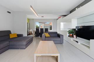 p zoek naar een instapklare gezinswoning waar ruimte, comfort en energiezuinig wonen samenkomen? Deze charmante halfopen woning in Hooglede biedt het allemaal. Gelegen in een rustige, residentiële omgeving geniet u hier van een aangename woonomgeving, een praktische indeling en een prachtig aangelegde tuin met veel privacy.
<p>Bij binnenkomst valt meteen de verzorgde en uitnodigende uitstraling op. De lichtrijke leefruimte met ingemaakte kasten sluit mooi aan op de volledig uitgeruste keuken, wat zorgt voor een gezellige en praktische leefomgeving.</p>
<p>De woning beschikt over <strong>vier slaapkamers</strong>, waaronder een master bedroom met dressing en airco. Op de eerste verdieping bevinden zich drie slaapkamers en een <strong>badkamer met toilet</strong>. Daarnaast zijn er nog <strong>twee extra badkamers</strong>, wat zorgt voor extra comfort en flexibiliteit voor het hele gezin.</p>
<p>Ook buiten is het volop genieten. De zuidgerichte tuin met terras en tuinhuis vormt een heerlijke plek om te ontspannen, te spelen met de kinderen of gezellig samen te zijn met familie en vrienden.</p>
<p>Op vlak van energie en comfort scoort deze woning uitstekend met <strong>EPC-label B, conforme zonnepanelen, een conforme elektrische installatie, thuisbatterij en een laadpaal voor de elektrische wagen</strong>. De garage met sectionale poort, extra parkeergelegenheden, kelder en zolder zorgen bovendien voor de nodige bergruimte en praktisch gemak.</p>
<p>Een ideale thuis voor gezinnen die comfortabel, energiezuinig en zorgeloos willen wonen. Ontdek zelf de ruimte, het comfort en de charme van deze prachtige woning!</p>