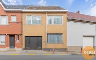 <br /><br />HERZELE - Deze stevige eengezinswoning met zijn verzorgde uitstraling kan u vinden pal in het centrum van Herzele. Deze woning, welke zeker nood heeft aan een stevige renovatie, biedt u naast een stevige en stabiele basis (betonnen tussenvloeren), heel wat potentieel. Naar indeling zelf is de woning op het gelijkvloers voorzien van een garage, een inkomhal met gastentoilet, een ruime woonkamer met een aanpalende eetkamer, een kleine bergruimte en een aparte keukenruimte voorzien van een functionele keuken. Verder werd de woning voorzien van een ruim overdekt terras welke toegang biedt tot de grote achterliggende tuinzone. Op de eerste verdieping beschikt de woning naast de nachthal, over 3 ruime slaapkamers en een badkamer. Verder is de woning nog voorzien van een praktische kelder en een zeer ruime zolder welke nog uitbreidingsmogelijkheden biedt. Naast zijn zeer centrale ligging is natuurlijk de grote tuinzone in het centrum zeker een extra troef aan deze woning. <br /><br />Op wandelafstand bevinden zich scholen, openbaar vervoer, cultureel centrum, sportcentrum, station en de markt van Herzele.<br /><br />Kortom bent u op zoek naar een betaalbare woning in het centrum van Herzele met heel wat potentieel en schrikt een renovatieproject jou zeker niet af. Dan is deze woning zeker een opportuniteit mede door zijn ruime benutbare oppervlakte, 3 slaapkamers, tuin en ligging. Voor meer info of bezoek 053/60.65.60.<br /><br />De vermelde prijs is een richtprijs. Na ontvangst van de biedingen zal de verkoper beslissen of hij/zij de eigendom verkoopt aan het beste bod. De richtprijs is aldus niet bindend voor de verkoper.