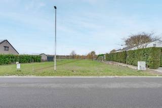 <p>Deze bouwgrond voor open bebouwing in Zolder biedt een unieke kans voor wie ruim en groen wil wonen in een rustige omgeving. Gelegen aan de Weg naar de Grauwe Steen maakt dit perceel deel uit van een verzorgde verkaveling met een open zicht op het achterliggende landschap. Lot 2 beschikt over een noordwestelijke oriëntatie en een P-score A, wat de meest gunstige score is op de waterkaart en een belangrijke troef vormt voor de bouwmogelijkheden. Het perceel is perfect geschikt voor een open bebouwing en biedt ruime bouwmogelijkheden. Je kan bouwen met een maximale bouwbreedte van 8,8 m en een diepte van 17 m op het gelijkvloers. Op de verdieping is een bouwdiepte van 12 m toegestaan. Zowel een plat dak als een hellend dak behoren tot de mogelijkheden, waardoor je veel vrijheid hebt in het ontwerp van je woning. Bovendien ben je niet verplicht om het maximale bouwvolume te benutten, wat ruimte laat voor een creatieve invulling op maat van je wensen. Een extra troef is de achterliggende weide die inclusief wordt aangeboden. Dit maakt het geheel bijzonder interessant voor dierenliefhebbers, tuinliefhebbers of wie droomt van een grote buitenruimte. De ligging is een mooie mix van rust en bereikbaarheid. In de omgeving vind je tal van wandel- en fietsroutes, waaronder de Zolderse Mijnterril op korte afstand. Tegelijk zijn scholen, winkels en andere voorzieningen vlot bereikbaar, wat het dagelijkse leven comfortabel maakt. Dit perceel biedt een uitstekende basis om jouw droomwoning te realiseren in een groene en aangename omgeving. Interesse? Neem contact op en ontdek de mogelijkheden.</p>