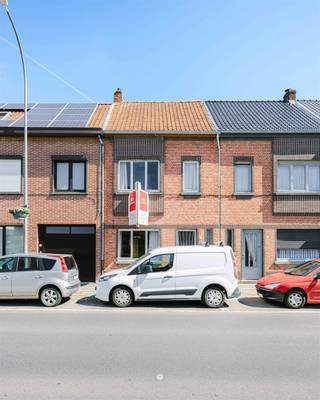 <p><span>Vrasene - In het hart van Vrasene bevindt zich deze te renoveren woning met tuin en achterliggende doorgang, een interessante opportuniteit voor wie op zoek is naar een woning met karakter en tal van mogelijkheden om volledig naar eigen smaak af te werken.</span></p><h3><span>Enkele troeven op een rij:</span></h3><p><span>- Centrale ligging in het dorpscentrum van Vrasene <br />- Praktische tuin met achterliggende toegang </span></p><p><span>- Bewoonbare oppervlakte van ca. 140 m² </span></p><p><span>- Mogelijkheid tot creëren van 3 slaapkamers </span></p><p><span>- Veel renovatie potentieel voor eigen bewoning of investering </span></p><p><span>- Winkels, scholen en openbaar vervoer op wandelafstand </span></p><p><span>- Vlotte verbinding naar invalswegen en E34 </span></p><p><span>De woning omvat op het gelijkvloers een gezellige leefruimte met aansluitende keuken, badkamer en toegang tot de tuin met tuinberging. Dankzij de achterliggende doorgang geniet u bovendien van een praktische verbinding van straat naar tuin.</span></p><p><span>Op de eerste verdieping bevinden zich momenteel twee volwaardige slaapkamers. Via de vaste trap bereikt u de zolderverdieping waar eenvoudig een derde slaapkamer, bureau of hobbyruimte kan worden ingericht.</span></p><p><span>Deze woning dient gerenoveerd te worden, maar vormt de ideale basis voor wie op zoek is naar een projectwoning met tal van mogelijkheden. Dankzij de mooie volumes en centrale ligging kan hier een warme gezinswoning met hedendaags comfort worden gerealiseerd.</span></p><p><span>De woning is gelegen in het centrum van Vrasene, vlakbij winkels, scholen, horeca en openbaar vervoer. Ook de verbinding naar Beveren, Sint-Niklaas en de E34 is bijzonder vlot.</span></p><p><span>Bent u op zoek naar een renovatieproject met potentieel op een centrale locatie? Contacteer ons dan snel voor een bezoek ter plaatse.</span></p><p><span>Richtprijs: 225.000 euro</span></p>