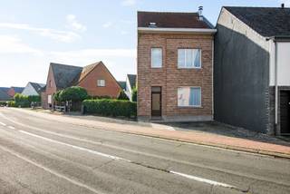 <p>Bent u op zoek naar een gezellige woning met een aangename buitenruimte en de mogelijkheid om de woning verder naar eigen smaak af te werken? Dan is deze halfopen bebouwing in Houtem (Vilvoorde) zeker een bezoekje waard.<br /><br />De woning is gelegen op een perceel van 272 m² en kent een centrale ligging met diverse voorzieningen zoals scholen, openbaar vervoer en winkels in de nabije omgeving.<br /><br />Op het gelijkvloers komen we binnen via de inkomhal, die toegang biedt tot de verschillende leefruimtes. De woning beschikt hier over een aangename leefruimte, een bureauhoek, een uitgeruste keuken en een veranda die voor een extra aangename leefruimte zorgt. Verder bevinden zich op dit niveau nog een afzonderlijk toilet en een technische ruimte.<br /><br />De eerste verdieping omvat 2 slaapkamers en de badkamer, uitgerust met een douche, enkele lavabo en toilet.<br /><br />Daarnaast beschikt de woning over een af te werken zolderruimte bereikbaar via een vaste trap. Deze ruimte biedt verschillende mogelijkheden en kan, mits de nodige afwerking, bijvoorbeeld dienstdoen als extra slaapkamer of hobbyruimte.<br /><br />Verder beschikt de woning over een gezellige koer en een vrijstaande garage, die zorgt voor een praktische parkeeroplossing of extra bergruimte.</p>
<p>Benieuwd naar deze goed onderhouden woning met tal van mogelijkheden? Neem dan zeker contact met ons op voor meer informatie of een bezoek 015 68 26 08 of info@imperiavastgoed.be</p>
