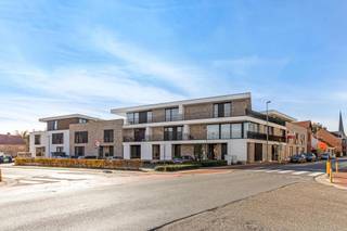 Modern appartement in residentie Monastère, een stijlvol appartementencomplex perfect gelegen in het centrum van Retie. Winkels, cafés, scholen en openbaar vervoer bevinden zich allen op wandelafstand van de residentie.<br /><br />Dit appartement is gelegen op de eerste verdieping met inkom op de hoek van de Laarstraat en Kloosterstraat. Het is bereikbaar via een trap en lift die ook de ondergrondse parkeergarage bedient.<br /><br />Het appartement (106m²) bestaat uit een inkomhal, zeer ruime en open leefruimte met keuken, 2 slaapkamers vooraan, waarvan 1 met ruimte voor dressing, badkamer met inloopdouche en toilet, 2 bergingen en een gastentoilet. De leefruimte beschikt over een grote raampartij en geeft uit op een ruim en zonnig terras (zuid-georiënteerd). De keuken is uitgerust met keramisch kookvuur, ijskast, dampkap, oven en vaatwasser.<br /><br />Bij het appartement hoort ook een ondergrondse autostaanplaats en privatieve berging. Ook een fietsenstalling is aanwezig.<br /><br />Bijzonderheden:<br />- De gemeenschappelijke lasten bedragen 75 euro per maand<br />- EPC: A-label<br />- Ondergrondse staanplaats en kelderberging