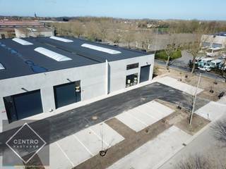 <u><strong>Benaderende AFMETINGEN: </strong></u><br />11,85m breed op 25,62m diep<br />Inclusief 3 private parkeerplaatsen voor de deur!<br /><br /><u><strong>AFWERKING</strong>:</u>
<ul>
<li><strong>Constructie</strong>: Betonnen constructie met volledige overspanning, vrije hoogte 6,2m. </li>
<li><strong>Buitengevels</strong>: Gladde betonpanelen </li>
<li><strong>Binnenwanden</strong>: Betonwanden (15cm) over de volledige hoogte. (RF 60).</li>
<li><strong>Dak:</strong> Geïsoleerd betonnen dak met centrale lichtstraat (3m x 10m).</li>
<li><strong>Vloer</strong>: gepolierde en gewapende betonvloer.</li>
</ul>
<u><strong>Algemeen:</strong></u> Brandklasse C voorzien van RWA (geïntegreerd in de lichtstraat). Conform EPB qua isolatie!<br /><br /><strong><u>BESTEMMING</u>: </strong><br />Opslagruimte (> 50%), nijverheid, lichte productie, ambacht.<br /><br /><u><strong>NUTSVOORZIENINGEN:</strong></u><br />Afzonderlijke tellers voor nutsvoorzieningen. Internet, elektriciteit, regenwater, aardgas, LED-verlichting.<br /><br /><u><strong>LIGGING:</strong></u><br />Op ambachtelijke zone te 8490 Jabbeke.<br />Op 200m van autosnelweg E40/E403.<br /><br /><u>* Bijzonderheden:</u><br />- ABSOLUTE NIEUWSTAAT. <br />- Prijzen per maand, excl. BTW (21%), gemene kosten en onroerende voorheffing (conform aanslagbiljet).<br />- Onze referentie op <strong>www.centro.be</strong> : <strong>P0389B </strong>of contacteer ons op <strong>050 70 01 02</strong>.