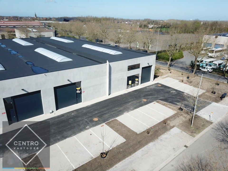 NB LOODS (311m2) TE HUUR, voorzien van alle nutsvoorzieningen en een vrije hoogte van 6,2m (tussenverdieping mogelijk). Op ambachtelijke zone te Jabbeke. - foto 1