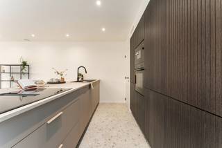 <h3><strong>Maison neuve de qualité, idéalement située et finie avec style !</strong> (+ 21 % TVA)</h3>
<p><strong>Composition :</strong> hall d’entrée avec cage d’escalier, vestiaire et toilette séparée, séjour lumineux (beau parquet), cuisine ouverte entièrement équipée avec îlot central, pratique espace de rangement.<br />Au premier étage : palier, 2 vraies chambres et salle de bains (double lavabo, douche à l’italienne et toilette).<br />La grande suite parentale se situe au deuxième étage et dispose d’un dressing et d’un coin bureau séparé.</p>
<p>La maison est érigée sur une belle parcelle et bénéficie déjà d’une terrasse aménagée ainsi que d’une allée pour plusieurs voitures.</p>
<p><strong>Atouts :</strong> chauffage central avec pompe à chaleur, panneaux solaires installés, récupération d’eau de pluie, matériaux de qualité, maison déjà peinte, finitions soignées.</p>
<p>Plus d’informations ou une visite ? Contactez <strong>info@immobeguin.be</strong></p>