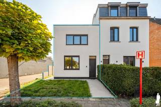 Volledig gerenoveerde en instapklare woning met zonnige tuin te Brasschaat!<br />Deze volledig gerenoveerde woning combineert een hedendaagse afwerking met aangename leefruimtes en veel natuurlijke lichtinval. De woning werd afgewerkt met kwalitatieve en neutrale materialen en is volledig instapklaar.<br /><br /><strong>Indeling<br /></strong><br />Gelijkvloers:<br />Inkomhal met toegang tot de bovenliggende verdiepingen.<br />Lichtrijke leefruimte.<br />Moderne en volledig uitgeruste keuken.<br />Stijlvolle badkamer met ruim lavabomeubel en royale inloopdouche met regendouche.<br /><br />Verdieping:<br />Twee ruime en lichtrijke slaapkamers (ca. 12m² en 18m²).<br />Vanuit één van de slaapkamers is er rechtstreeks toegang tot een ruim terras (ca. 17m²) met aangenaam groen uitzicht.<br /><br /><strong>Algemeen<br /></strong>
<ul>
<li>Volledig gerenoveerd en instapklaar.</li>
<li>EPC-label B – 186 kWh/m²/jaar.</li>
<li>Conforme elektrische installatie.</li>
<li>TOTAALRENOVATIE in 2025</li>
<li>Twee ruime slaapkamers.</li>
<li>Zonnige tuin én terras.</li>
<li>Regenwaterput van 5000L</li>
</ul>
Rustige en aangename ligging aan de Jacobuslei te Brasschaat.<br />Een bijzonder verzorgde en instapklare woning voor wie op zoek is naar hedendaags wooncomfort, twee volwaardige slaapkamers en fijne buitenruimtes op een aangename locatie in Brasschaat.<br /><br /><span>*Stedenbouwkundige inlichtingen in aanvraag</span>