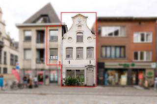 Deze unieke eigendom in het hart van Mechelen biedt zowel commerciële als residentiële mogelijkheden. Gelegen aan de veemarkt, op een steenworp afstand van het historische centrum, combineert deze woning werken en wonen op een ideale locatie.<br /><br />Commerciële ruimte:<br />Bij het binnenkomen betreedt u de ruime commerciële ruimte, met tal van mogelijkheden. Deze ruimte is voorzien van een functionele keuken, 3 kantoren, een handige bergruimte en een apart toilet. <br /><br />Duplex appartement
:<br />Het bovenliggende appartement is bereikbaar via de commerciële ruimte of via een aparte ingang, wat optimale privacy garandeert. Het appartement beschikt over een lichte veranda, een lichtrijke keuken, een gezellige leefruimte met een bar en een ruime slaapkamer.<br />Het duplex gedeelte van het appartement biedt extra woonruimte met drie extra slaapkamers en een badkamer. Deze verdeling maakt het appartement ideaal voor gezinnen of voor wie extra ruimte nodig heeft.<br /><br />
De ligging is een van de grote troeven van deze woning. In de directe omgeving vindt u tal van winkels, restaurants, en culturele voorzieningen. De verbinding met het openbaar vervoer is uitstekend en de belangrijkste invalswegen zijn vlot bereikbaar, wat zorgt voor een vlotte verbinding naar omliggende steden.