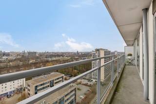 Droom je van licht, ruimte én een fenomenaal uitzicht? Dan is dit appartement op de 14de verdieping precies wat je zoekt! Hier geniet je elke dag...