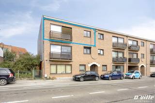 Lichtrijk appartement op de bovenste verdieping bestaande uit; inkomhal met vestiaire en ingemaakte kast, een ruime woonkamer met terras, ingerichte keuken, 2 slaapkamers (waarvan één met ingemaakte kast en terras), badkamer met ligbad/douche en meubel met dubbele lavabo, een apart toilet met handwasbakje en een praktische was- en stookruimte. Het appartement beschikt over een gunstig EPC van 208 kWh/m²jaar, een extra bergruimte/kelder op -1 en een gesloten garagebox. Bushalte op amper 50 meter, scholen en winkels op wandelafstand. Strategisch gelegen nabij belangrijke invalswegen en autosnelwegen. Gemeenschappelijke kosten 100 euro/maand, (kuisploeg, brandverzekering, syndicus, gemeenschappelijk water, gemeenschappelijk elektriciteit.
