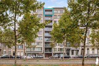 <p><strong>Uniek penthouse met panoramisch zicht over Antwerpen<br /><br /></strong>- KIJKDAG 08/09 -<br /><strong><br /></strong><span>Op de achtste en hoogste verdieping van een verzorgd gebouw uit 2013 bevindt zich dit lichtrijke penthouse, gelegen aan de Italiëlei in hartje Antwerpen. </span><span>Het appartement geniet dankzij zijn hoge ligging van een prachtig open zicht over de stad en beschikt over een zuidwestgericht terras, waar u tot ’s avonds van de zon kunt genieten. </span><span>Via de lift bereikt u rechtstreeks de privatieve inkomhal van het appartement. De leefruimte geniet van veel natuurlijke lichtinval en sluit aan op het terras met panoramisch uitzicht. Verder beschikt het penthouse over twee slaapkamers en een verzorgde badkamer, uitgerust met een dubbele lavabo en ruime inloopdouche.<br /><br />De ligging aan de Italiëlei combineert het bruisende stadsleven met een uitstekende bereikbaarheid. Het historische centrum, de Meir, het Eilandje en tal van winkels, restaurants en gezellige horecazaken bevinden zich op wandelafstand.<br /><br /><strong>Bijzonderheden:</strong><br />- Gunstige EPC<br />- Elektriciteitattest conform<br />- Gemeenschappelijke fietsenparking op de gelijkvloers</span></p>