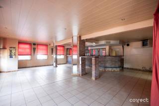 Te renoveren handelszaak met woonst. In het centrum van Aartrijke, rechtover de kerk vinden we dit ruim te renoveren handelspand met woongelegenheid terug. En zeer ruime bruikbare vloeroppervlakte zorgt voor mogelijkheden qua herbestemming voor deze gekende horecazaak, met een rijke historiek dat teruggaat tot 1661. Het lager hoekpand, schuin tegenover de ingang van de kerk, omvat op het gelijkvloers een café, woonkamer en keuken. De eerste verdieping omvat een gelagzaal, badkamer en 2 kamers. Het hoger bouwvolume ( taverne en clublokaal.) rechts van het hoekpand omvat op het gelijkvloers een gelagzaal, biljartzaal, dames- en herentoiletten en een berging. De eerste verdieping omvat een extra gelagzaal en 2 bergingen.Het pand is onderhevig aan renovatieplicht, en is vastgesteld bouwkundig erfgoed.Kom de troeven van de pand ontdekken en kom langs.📞 Contacteer Emile voor een bezoek: 0492 08 08 08 – emile@correctvastgoed.be👉 Online schattingstool: https://www.correctvastgoed.be/schatting