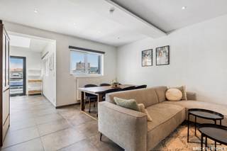 Dit aangename en lichtrijke 2-slaapkamerappartement is gelegen in een rustige straat, op steenworp van het Krugerpark.<br /><br />Het appartement bevindt zich op de tweede verdieping van een kleinschalig gebouw bestaande uit slechts twee entiteiten, waardoor er geen gemeenschappelijke kosten van toepassing zijn.<br /><br />Via de inkomhal betreedt u de leefruimte, die aansluit op een open en lichtrijke keuken. De keuken is uitgerust met een lichtkoepel en een schuifraam dat toegang biedt tot het terras. Verder beschikt de keuken over een vaatwasser, keramische kookplaat, afzuigkap en spoelbak.<br /><br />Aan de voorzijde van het appartement bevinden zich twee ruime slaapkamers. De aparte badkamer is voorzien van een douche, een dubbel lavabomeubel en aansluitingen voor een wasmachine en droogkast. Daarnaast is er een afzonderlijk toilet aanwezig.<br /><br />Het appartement beschikt over een gunstig EPC, privatieve meters en een kelderberging.<br /><br />Dankzij de gunstige ligging zijn openbaar vervoer en belangrijke invalswegen vlot bereikbaar. Het Krugerpark bevindt zich in de directe omgeving.