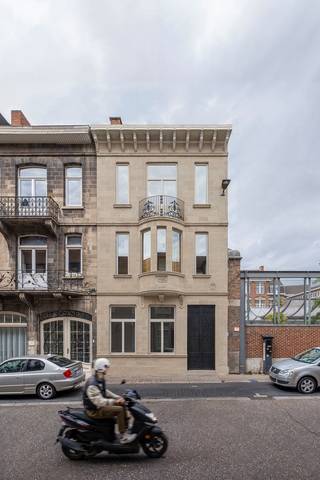 Deze totaalrenovatie van een herenwoning in de Jan-Pieter Minckelersstraat 18 in het centrum van Leuven omvat 8 trendy gemeubelde studentenkamers met eigen sanitair.  Met een plafondhoogte tot 3m20 en oppervlaktes tussen 12m² en 25m² een absolute troef voor toekomstige studenten !  Dit mooie renovatieproject is met zijn ligging nabij het station van Leuven, de Diestsestraat en de Bondgenotenlaan ook gelegen op wandelafstand van de verschillende campussen. <br />Het bestaande gebouw wordt teruggebracht tot op zijn ruwbouw en wordt vervolgens volledig afgewerkt met kwalitatieve en hoogstaande materialen, met smaak en oog voor detail.   De oplevering is gepland in februari 2026 met Energielabel A en met de aanwezigheid van zonnepanelen.<br />Plannen en brochure kan u vinden onder "downloads".  Voor meer info kan u me bereiken op 0477 284876 of via vincent@immojanstas.be