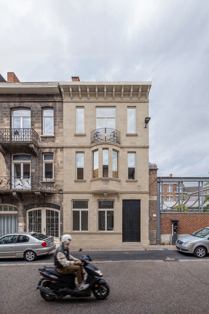 TOTAALRENOVATIE : Zeer mooie vergunde opbrengstwoning met 8 gemeubelde studentenkamers met eigen sanitair. - photo 2