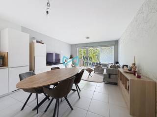 Idéalement situé à deux pas des Grands Prés, des commerces, des transports et des principaux axes routiers, cet agréable appartement vous séduira par son confort et sa luminosité.<br /><br />Il se compose d'un hall d'entrée, d'une cuisine entièrement équipée ouverte sur le séjour, de deux chambres, d'une salle de douche avec double vasque et WC, d'un WC séparé ainsi que d'une buanderie.<br /><br />Vous profiterez également d'un grand balcon couvert, d'une place de parking extérieure privative et d'un excellent PEB, garantissant une faible consommation énergétique.<br /><br />PEB A : code unique: 20190628510681 - Consommation spécifique: 67 KWh/M² - Consommation théorique totale: 5829 Wh/an <br /><br />Loyer: 925€ // Garantie locative: 1850€<br />Charges : 190 €/mois, comprenant les charges communes ainsi qu'une provision pour les consommations d'eau et de gaz.<br />Disponibilité : Libre au 1er septembre.<br />Les frais d'état des lieux d'entrée sont à charge des deux parties.<br /><br />Une opportunité à ne pas manquer ! <br /><br />Les informations reprises dans cette annonce sont fournies à titre indicatif et n’engagent pas la responsabilité de l’agent immobilier.