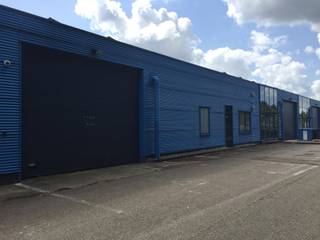 - magazijnruimte 240m²<br />- moderne kantoorruimte<br />- nabij oprit/afrit E313<br />- voldoende parking<br />- automatische sectionale poort (4 m hoog)<br />- veel natuurlijke lichtinval door de grote glaspartijen