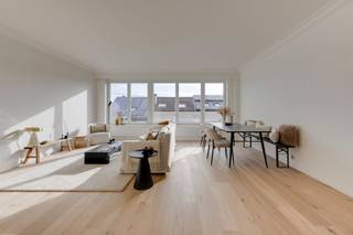 <p><span>Ontdek dit volledig gerenoveerde appartement op de vierde verdieping, ideaal gelegen op de grens tussen de levendige Brederodewijk en de karaktervolle Harmoniewijk. Een centrale locatie waar stadsleven, comfort en bereikbaarheid naadloos samenkomen.</span></p><p><span> </span></p><p><span>De lichtrijke leefruimte vormt het hart van het appartement en geniet van een aangename openheid dankzij de grote raampartijen. De open, volledig geïnstalleerde keuken sluit hier perfect op aan en creëert een moderne en praktische leefomgeving. Doorheen het hele appartement zorgt de volhouten eiken parketvloer voor een warme, tijdloze uitstraling.</span></p><p><span> </span></p><p><span>Het appartement beschikt over drie volwaardige slaapkamers, die flexibel kunnen worden ingericht als master bedroom, kinderkamer, bureau of dressing. De badkamer is volledig vernieuwd en afgewerkt in een hedendaagse, neutrale stijl met aandacht voor comfort en gebruiksgemak.</span></p><p><span> </span></p><p><span>Verder is er een praktische bijkeuken met aansluiting voor was- en droogmachine, wat zorgt voor extra functionele ruimte binnen het appartement. Een apart gastentoilet verhoogt het dagelijkse wooncomfort.</span></p><p><span> </span></p><p><span>Als bijkomende troef beschikt het appartement over een privatieve kelderberging, ideaal voor extra opslag.</span></p><p><span> </span></p><p><span>De ligging is bijzonder aantrekkelijk: op wandelafstand van de Theaterbuurt en ’t Zuid, waar u een ruim aanbod vindt aan restaurants, cultuur en winkels. Dankzij de vlotte verbinding via de Leien bent u bovendien snel in en rond de stad.</span></p><p><span> </span></p><p><span>Bijzonderheden</span></p><ul><li><span>Volledig gerenoveerd appartement</span></li><li><span>Energielabel B</span></li><li><span>Bijkeuken met aansluiting was- en droogmachine</span></li><li><span>Apart gastentoilet</span></li><li><span>Privatieve kelderberging</span></li><li><span>Centrale ligging nabij de Leien</span></li></ul><p><span> </span></p><p><span>Bent u op zoek naar een instapklaar appartement met ruimte en een uitstekende ligging in Antwerpen? Contacteer ons via <span>thomas.onzia@urbainvastgoed.be</span></span><span> of bel 03 501 97 16 voor meer informatie of een bezoek.</span></p><p><span> </span></p><p><span>Bodemattest en stedenbouwkundige inlichtingen in aanvraag.</span></p><p><span> </span></p>