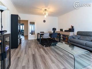<h1><span>85 m² woonruimte, 2 slaapkamers én EPC B</span></h1> <p><strong><span>Meer ruimte dan je op het eerste gezicht verwacht.</span></strong><span> Dit verzorgde appartement in Belsele biedt maar liefst </span><strong><span>85 m² woonoppervlakte</span></strong><span>, twee ruime slaapkamers, een vernieuwde keuken én een gunstig EPC B.</span></p> <p><span>Een interessante combinatie voor wie vooral zoekt naar </span><strong><span>veel woonruimte voor zijn budget</span></strong><span>, zonder meteen grote renovatiewerken te moeten voorzien.</span></p> <h3><span>Licht en verrassend ruim</span></h3> <p><span>Het appartement bevindt zich op de eerste verdieping en beschikt over een aangename, lichtrijke leefruimte. De grote raampartijen zorgen voor veel natuurlijk licht en er is voldoende plaats om een volwaardige zithoek en eetruimte te creëren.</span></p> <p><span>Aansluitend vind je de </span><strong><span>recent vernieuwde keuken</span></strong><span>, uitgevoerd in een hedendaagse stijl en klaar voor dagelijks gebruik.</span></p> <p><span>Met </span><strong><span>twee ruime slaapkamers</span></strong><span> is het appartement geschikt voor verschillende woonwensen. Denk aan een koppel dat graag een extra bureau heeft, een klein gezin of iemand die gewoon wat meer ruimte zoekt.</span></p> <p><span>Ook is er een </span><strong><span>zuidgericht terras</span></strong><span>, een fijne extra om buiten even van de zon te genieten.</span></p> <h3><span>Energiezuinig zonder grote renovatiezorgen</span></h3> <p><span>Een belangrijke troef is het </span><strong><span>EPC-label B</span></strong><span>. Daarnaast beschikt het appartement over recente ramen met vliegenramen, centrale verwarming op aardgas en een conforme elektrische installatie.</span></p> <p><span>Dat maakt dit een appartement waar al heel wat belangrijke zaken op energetisch en technisch vlak in orde zijn.</span></p> <h3><span>Praktisch wonen in Belsele</span></h3> <p><span>Vanuit Belsele zijn winkels, scholen, openbaar vervoer en belangrijke verbindingswegen vlot bereikbaar. Een private garage of autostaanplaats is niet aanwezig, maar in de directe omgeving kan vlot geparkeerd worden.</span></p> <h3><span>Waarom dit appartement bekijken?</span></h3> <ul> <li><strong><span>85 m² woonoppervlakte</span></strong></li> <li><strong><span>2 ruime slaapkamers</span></strong></li> <li><strong><span>EPC B</span></strong></li> <li><span>Recent vernieuwde keuken</span></li> <li><span>Lichtrijke leefruimte</span></li> <li><span>Zuidgericht terras</span></li> <li><span>Recente ramen met vliegenramen</span></li> <li><span>Elektriciteit conform</span></li> <li><span>Centrale verwarming op aardgas</span></li> <li><span>Eerste verdieping</span></li> <li><span>Parkeermogelijkheden voor de deur</span></li> <li><strong><span>Vraagprijs €224.950</span></strong></li> </ul> <p><strong><span>Zoek je vooral ruimte, twee volwaardige slaapkamers en goede energieprestaties binnen een interessant budget? Dan is dit appartement absoluut een bezoek waard.</span></strong></p> <p><span>Plan je bezoek en ontdek zelf hoeveel woonruimte hier achter de gevel schuilgaat.</span></p>