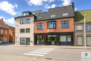 NIEUWBOUW GELIJKVLOERS APPARTEMENT met STADSTUINTJE en BUITENBERGING. Dit appartement is gelegen in het hartje van Oedelem en heeft een frontaal zicht over de Markt. Op wandelafstand van alle winkels (apotheek, bakker, grootwarenhuis, etc) en de bushalte bevindt zich op de Markt voor het appartement. <br />Het appartement wordt volledig afgewerkt conform lastenboek en is bewoonbaar vanaf najaar 2026.<br />6% BTW is mogelijk! Betaalbaar en compacter wonen op de begane grond in een kleinschalige residentie. <br /><br />INDELING: Inkomhal, grote lichtrijke woonkamer met zit- en eetplaats, ingerichte open keuken met eiland. Naast de keuken is er een praktische berging met onder meer aansluiting voor wasmachine. <br />De keuken wordt voorzien van een kookplaat, dampkap, vaatwasser, combi-oven en inbouwfrigo. Via de hal bereik je de grote slaapkamer achteraan, evenals het terras met tuinberging. In de hal is er een afzonderlijk toilet en een badkamer met inloopdouche en lavabomeubel. De groote van de slaapkamer is uniek voor nieuwbouw. Achteraan is er privaat binnentuintje met terras en een tuinberging dat uitgeeft op de private parking achteraan het gebouw, met uitweg naar Bruggestraat. <br /><br /><strong>Troeven:</strong><br />- De tuinberging is ideaal voor extra opbergplaats (bvb. fietsen, vuilnisafval, tuinmeubilair) en geeft uit op de private parking achteraan. Via de deur langs de achterzijde van de buitenberging kom je op de binnenplaats met uitweg naar Bruggestraat.<br />- Op het private terras kan je in alle stilte en privacy genieten van de buitenruimte.<br />- Het appartement is eveneens geschikt voor minder mobiele personen. Alle woonvertrekken op het gelijkvloers. <br />- 2 autostaanplaatsen beschikbaar (niet inbegrepen in de prijs)<br />- ENERGIEZUINIG: energielabel A (BEN)<br />- Zal afgewerkt zijn tegen uiterlijk notariële akte<br /><br />De 3D-renders en visualisatiebeelden zijn een fictieve voorstelling, aldus louter illustratief en kunnen afwijken van de werkelijkheid. <br /><br />Contacteer ons voor meer informatie of om uw bezoek in te plannen - info@perspectiefvastgoed.be of 050 550 750
