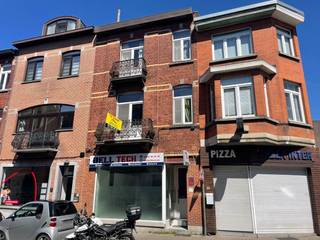 Gelegen in een levendige en commerciële straat te Strombeek-Bever, biedt dit veelzijdig eigendom een ideale combinatie van wonen en...