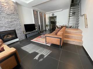 Bent u op zoek naar een instapklare rijwoning met grote tuin, vlakbij de stad en toch erg rustig gelegen? Dan is deze volledig gerenoveerde woning...