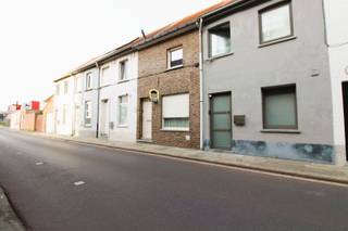 <h3><span>Rocket Sale: Uw Kans op een Droomwoning!</span></h3><p><span>Bent u op zoek naar een woning en wilt u zelf bepalen welk bod u uitbrengt? Dan is onze </span><span>Rocket Sale</span><span> dé perfecte kans voor jou!</span></p><p><span>Voor deze exclusieve verkoopopbrengsten krijgt een minimum bod van </span><span>65.000</span><span> , en op </span><span>17 oktober 2026</span><span> tussen </span><span>10:00 en 11:00</span><span> u de unieke gelegenheid om de woning nog één keer te bezichtigen en uw </span><span>laatste bod</span><span> uit te brengen.</span></p><p><span>Na afloop van deze bezoekdag worden alle biedingen verzameld en aan de eigenaar voorgelegd. Dit is uw moment om een sterk bod neer te leggen en uw kans te ondernemen!</span></p><p><span>Datum laatste bezoekmoment:</span><span> 17 oktober 2026<br /></span><span>Tijdstip:</span><span> 10:00 - 11:00 <br /></span><span>Minimumbod:</span><span> 65.000</span></p><p><span>Mis deze kans niet en zet uw volgende stap richting uw droomwoning! Heeft u vragen of wenst u meer informatie? Neem gerust contact op met ons op.</span></p><p><span>Rocket Sale Snel, Eerlijk en Transparant!</span></p><p><span> </span></p><p><span> </span></p><p><span>Welkom bij deze interessante woning in hartje Roeselare. Dit charmante pand biedt een perfecte combinatie van woonruimte en potentie, ideaal voor koppelaars of investeerders die een project willen realiseren.</span></p><p><span> </span></p><p><span>De woning beschikt over een totale woonoppervlakte van 102 m² verdeeld over 2 comfortabele slaapkamers. Met een grondoppervlak van 70 m² heeft deze eigendom ook een achterplaats die voorzien is van nader onderzoek waard potentieel voor uitbreiding.</span></p><p><span> </span></p><p><span>Het interieur kenmerkt zich door ruime leefruimten met originele houten afwerkingen. De begane grond beschikt over een spacious open woonkamer met aangename houten plafondafwerking, gevolgd door een goed uitgeruste keuken met houten kasten en een functioneel werkblad. De keuken is voorzien van een oven en biedt voldoende bergruimte.</span></p><p><span> </span></p><p><span>Beide slaapkamers zijn voorzien van houten wandbekleding, wat een warm en natuurlijk ambiance creëert. De ene slaapkamer heeft een parketvloer met decoratieve motieven, terwijl de andere kamer een aangename woonsfeer biedt.</span></p><p><span> </span></p><p><span>De ligging in Roeselare geeft gemakkelijke toegang tot alle lokale voorzieningen, winkels en openbaar vervoer.</span></p><p><span> </span></p><p><span>Deze woning vormt een solide basis voor wie op zoek is naar een betaalbare eigendom in een gevestigde wijk met authentieke karakter.</span></p>