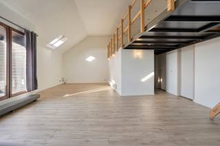 Op zoek naar een ruim appartement met lage algemene kosten, net buiten de ring van Aalst? Dit aangename appartement van maar liefst 153 m² biedt volop ruimte en comfort, gecombineerd met een rustige ligging in een kleinschalig gebouw. Het appartement bevindt zich in de Kerrebroekstraat, in een gebouw met slechts 3 appartementen. Dankzij de kleinschaligheid en het ontbreken van een lift zijn de algemene kosten beperkt. De woning beschikt over 3 volwaardige slaapkamers en een aangenaam terras, ideaal om op mooie dagen even te ontspannen. Een bijkomende troef is de parkeerplaats die inbegrepen is in de verkoopprijs, zodat parkeren geen extra zorg vormt. Verder is er nog een handige kelderberging waar er aansluiting is voor was- en droogmachine. Het appartement heeft een EPC-label C en is bovendien asbestveilig, wat zorgt voor extra gemoedsrust.
De ligging net buiten de ring van Aalst biedt een mooie combinatie van rust en bereikbaarheid, met het stadscentrum en de belangrijkste verbindingswegen vlot binnen handbereik.
Een ruim en instapklaar appartement met terras én parkeerplaats, ideaal voor wie comfortabel wil wonen in een kleinschalige residentie met beperkte gemeenschappelijke kosten. Zeker een bezoek waard! Wenst u meer informatie of een bezoek? Stuur gerust een mail naar Louis@immoaccenta.be