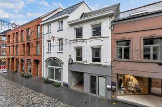 <p>Voor meer info of een bezoek, bel 054 69 39 39 - Dit <strong>handelspand </strong>biedt enorm<strong> veel potentieel</strong>. De ruimtes werden volledig opengetrokken en de belangrijkste basiswerken voor een grondige renovatie van kop tot teen zijn reeds uitgevoerd. Na de verdere afwerking beschikt u als uitbater of verhuurder over een prachtig pand op een absolute toplocatie. De <strong>bovenverdiepingen </strong>kunnen, mits het verkrijgen van de nodige stedenbouwkundige vergunning, eenvoudig worden omgevormd tot <strong>leefruimte of appartement</strong>. Dit kan zowel met een aparte als met <strong>een gemeenschappelijke ingang met het winkelgedeelte</strong>. Als winkelpand is het ideaal gelegen: net om de hoek bevindt zich <strong>een ruime parking</strong> en in de directe omgeving ligt het Heilig Hartcollege. Wilt <strong>u uw eigen zaak starten</strong> op een <strong>triple A-locatie</strong> in het centrum van Halle? Grijp dan uw kans en bezoek dit veelbelovende handelspand.</p>