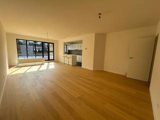 <p><span>Instapklaar én rustig gelegen appartement met 2 slaapkamers vlakbij de golf van Brasschaat</span></p><p><span> </span></p><p><span>Dit instapklaar appartement is gelegen op de tweede en tevens bovenste verdieping van een kleinschalig, zeer goed onderhouden, appartementsgebouw vlakbij de golf en het centrum van Brasschaat.</span></p><p><span> </span></p><p><span>Aparte inkomhal met gastentoilet. Vooraan de leefruimte met zeer veel lichtinval en open keuken met barzitgedeelte én toegang tot het balkon.</span></p><p><span>De keuken is voorzien van een vaatwasmachine, inductievuur met dampkap, koelkast met diepvries, dubbele spoelbak en veel opbergruimte.</span></p><p><span>Aansluitend aan de keuken een berging met voorzieningen voor wasmachine en droogkast.</span></p><p><span> </span></p><p><span>Achteraan 2 slaapkamers waarvan de masterslaapkamer met airco en toegang tot het balkon.</span></p><p><span>Badkamer met ruime instapdouche  met regenshower en aparte handdouche, groot lavabomeubel met spiegelkast en een handdoekdroger. </span></p><p><span> </span></p><p><span>Het volledige appartement heeft een mooie lichte parketvloer. De badkamer, toilet en keuken zijn op tegel.</span></p><p><span> </span></p><p><span>Achteraan het gebouw bevindt zich nog een aparte, privatieve garagebox met poort.</span></p><p><span> </span></p><p><span>Bijzonderheden</span></p><p><span>Instapklaar appartement met nieuwe parketvloer, nieuwe badkamer én toilet, volledig netjes geschilderd</span></p><p><span>Gelegen in een doodlopende straat vlakbij golf van Brasschaat</span></p><p><span>Airco masterslaapkamer</span></p><p><span>Balkon voor én achteraan</span></p><p><span>Geen lift en geen kelder</span></p><p><span>Maandelijkse kosten: 60 euro per maand (water, minuterie, poetsen gemene gemeenschappelijke delen)</span></p><p><span> </span></p>