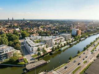 Project Kolenkaai is gelegen op een droomlocatie aan het kanaal Gent-Brugge-Oostende. De oppervlakte van maar liefst 10.000 m² biedt ruimte voor energiezuinige appartementen, huizen, handelsruimtes en heel wat groen. Kolenkaai, da’s een prachtig staaltje architectuur met een hoge ambitie in duurzaamheid.<br /><br />Kolenkaai staat voor ruim wonen in alle comfort en stijl. De kwalitatieve en hedendaagse afwerking met oog voor detail zie je én voel je elke dag. Voor Kolenkaai werd een Energy Service Company (ESCO) opgericht. Daarmee passen we innovatieve en duurzame hernieuwbare-energietechnieken toe. Zo worden de gebouwen verwarmd en passief gekoeld met warmtepompen die hun energie onder andere uit een BEO-veld halen. Daarnaast plaatsen we zonnepanelen op de daken en zijn alle parkeerplaatsen laadpaalready.<br /><br />Type C0302:<br />- inkom met vestiaire<br />- berging met aansluiting wasmachine<br />- leefruimte met volledig geïnstalleerde open keuken en toegang tot beide terrassen<br />- nachthall met toilet<br />- slaapkamer 1<br />- slaapkamer 2<br />- badkamer met ligbad en douche<br /><br />- ondergrondse staanplaats (vanaf €33.500)<br /><br />Algemeen: Prijzen zijn exclusief BTW, verkooprechten, notariskosten en projectgebonden kosten voor nieuwbouw (zoals bv. kosten basisakte en aansluitingskosten)<br /><br />Contacteer vandaag nog jouw Dewaele makelaar voor meer informatie over dit unieke nieuwbouwproject te Brugge.<br />050 444 999 of brugge@dewaele.com<br /><br />Bestuursmaatregelen in het maatregelenregister: nee