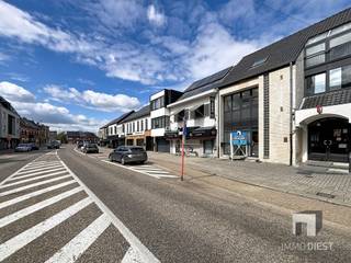 <p><span>AANTREKKELIJK RETAIL PAND IN TESSENDERLO<br />Dit moderne retailpand van 116m² ligt op een strategische locatie in het centrum van Tessenderlo en biedt uitstekende mogelijkheden voor diverse commerciële toepassingen. Het pand beschikt over een professioneel ingerichte binnenruimte met maximale flexibiliteit.<br />KENMERKEN:<br />De voorgevel met grote ramen zorgt voor optimale zichtbaarheid en trekt klanten aan. Het interieur is voorzien van moderne verlichting en een schoon, wit afgewerkt design dat een professionele uitstraling garandeert. De open indeling biedt volledige vrijheid voor uw bedrijfsuitoefening, of u nu een retailzaak, kantoor, of ander commercieel bedrijf wilt exploiteren.<br />HIGHLIGHTS:<br />Goed onderhouden pand met hedendaagse afwerking. Natuurlijke daglicht dankzij raampartijen aan de voorzijde. Praktische ligging in druk bevolkt winkelcentrum. Ideale werkruimte met mogelijkheden voor verdere personalisatie. Moderne LED-verlichting voorzien. Adequate verwarmingssysteem aanwezig.</span></p><p><span>Huurprijs is getrapt:<br /></span><span>1</span><span><sup>ste</sup></span><span> jaar = </span><span>990€/md</span></p><p><span>2</span><span><sup>de</sup></span><span> jaar = </span><span>1.100€/md</span></p><p><span>Vanaf het 3</span><span><sup>de</sup></span><span> jaar is de huur </span><span>1.200€</span></p><p><span>Provisie water: € 25 / maandelijks.<br />Onroerende voorheffing: € 1200 / 1x per jaar.</span></p><p><span>Dit pand is perfect voor ondernemers die een goed gelegen commerciële ruimte zoeken in Tessenderlo. Ideaal voor winkels, kantoren, consultatieruimten of ander commercieel gebruik. Een uitgelezen kans voor de ondernemer die kwaliteit en locatie zoekt. Contacteer ons voor verdere informatie en bezichtiging.</span></p><p><span>Voor een afspraak kan u ons contacteren op het nummer 013/ 31.25.22</span></p>