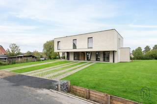 Deze kwalitatieve moderne energiezuinige architectenwoning met grote tuin is TOPgelegen in een groene omgeving, genietend van alle rust &...