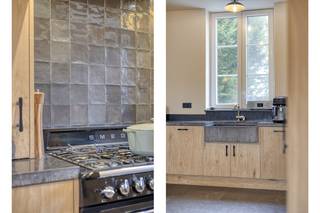 Algemeen:- pvc ramen met dubbele beglazing- EPC: 366 kWh/m²- verwarming via pelletkachels - eenvoudige aansluiting voor aardgas mogelijk via de kelderIndeling:Gelijkvloers:- ruime inkomhal met authentieke elementen- riante keuken met toegang naar de tuin. De degelijke, nieuwe eiken keuken is een echte eyecatcher!- charmante, gezellige woonkamer- ruim gastentoilet met op maat gemaakt meubelVerdieping +1: - 3 ruime, lichtrijke slaapkamers- vernieuwde badkamer met inloopdouche, vrijstaand ligbad en dubbel wasmeubel- technische ruimte (vroegere, kleine badkamer) Verdieping +2:De prachtige loft met authentieke balken, volledig ingericht met keuken, woonkamer en slaapgedeelte, deze riante ruimte is een van de grote troeven die het pand te bieden heeft.Kelder: Het pand is tevens volledig onderkelderd. Voldoende ruimte voor opberging. Tuin:De tuin is volledig beklinkerd, de voortuin is voorzien van kiezel. Alles zeer onderhoudsvriendelijk.In een hoek werd er nog een overkapping geplaatst met openklapbare lamellen.