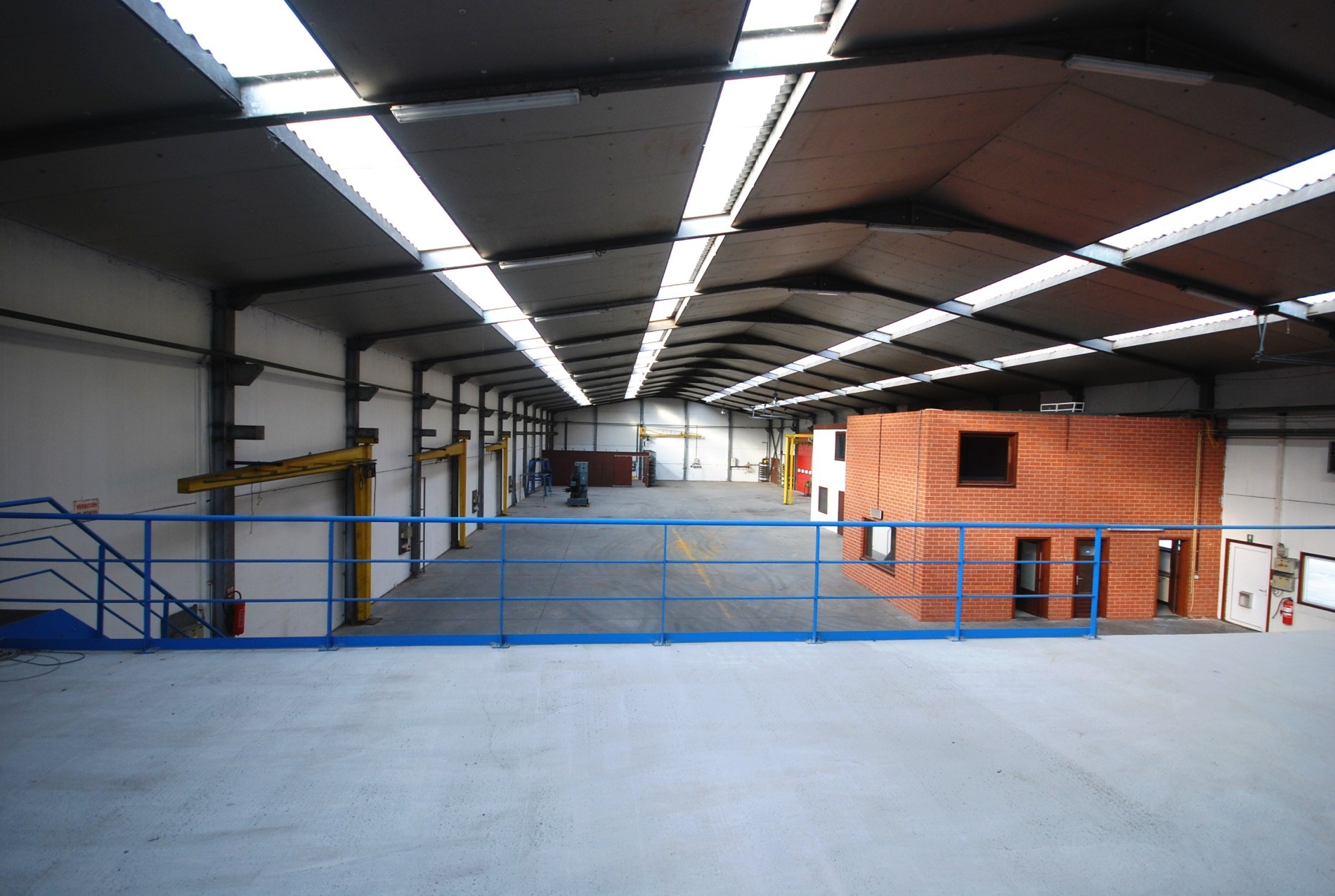 VEELZIJDIGE RUIME LOODS VAN 1150 M² MET BURELEN EN TOONZAAL - foto 5