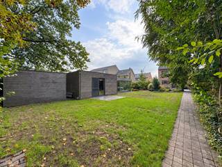 In de Kanaalstraat te Evergem-Rieme vind je deze goed onderhouden halfopen woning uit 1964. Met vier slaapkamers en een mogelijkheid tot een vijfde slaapkamer, een mooie tuin en een aparte praktijkruimte achteraan biedt deze eigendom heel wat mogelijkheden. De centrale ligging zorgt bovendien voor een vlotte verbinding met de invalswegen en de omliggende centra!<br /><br />De woning werd doorheen de jaren gerenoveerd en beschikt over een gezellige leefruimte met haardvuur, een nette keuken en badkamer. De ruime slaapkamers bieden plaats aan een groter gezin, maar laten ook ruimte voor een bureau, hobbykamer of logeerkamer. Zowel op het gelijkvloers als op de eerste verdieping is er een apart toilet. <br /><br />Buiten geniet je van een mooie tuin met 2 tuinbergingen, en een afzonderlijke recente praktijkruimte en een aparte garage. Deze vormen een interessante aanvulling voor wie extra hobby- of werkruimtes zoekt. Bovendien bevindt zich naast de woning nog een praktische oprit.<br /><br />Ook op technisch vlak werden al verschillende verbeteringen uitgevoerd. Zo beschikt de woning over dubbele beglazing, spouw- en dakisolatie, een recente condenserende ketel op aardgas en zonnepanelen. Het EPC behaalt label C, met een score van 202 kWh/m² per jaar dus mits een hele kleine aanpassing is een label B mogelijk.<br /><br />Troeven op een rij:<br /><br />- Mogelijkheid tot vijf slaapkamers en twee toiletten<br />- Gezellige leefruimte met haardvuur<br />- Mooie tuin op een perceel van circa 698 m².<br />- Schitterende praktijkruimte achteraan!<br />- Oprit, afzonderlijke garage en ruime tuinberging <br />- Zonnepanelen, recente gasketel en aanwezige dak- en spouwisolatie<br />- Asbestveilig<br /><br />Op zoek naar een ruime gezinswoning met extra mogelijkheden in Rieme/Ertvelde? Bel WIJSvastgoed op +32 9 395 80 10 !