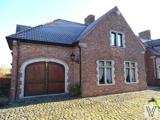 Woning in ambachtelijke zone op maar liefst 4350 m² die toelaat om een magazijn/loods te plaatsen voor een zelfstandige. Op het gelijkvloers is er...