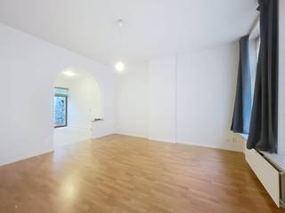 Op zoek naar een rustige woonplek in het centrum van Brugge? Dit charmante gelijkvloers appartement ligt op een toplocatie, vlak bij het Koningin Astridpark en op wandelafstand van winkels, restaurants en het historische stadscentrum.Het appartement biedt alle comfort voor wie wil genieten van het stadsleven in alle rust.Indeling:Inkomhal - woonkamer (18 m²) - eethoek (14 m²) - open ingerichte keuken met combi/microgolfoven, kookplaat, dampkap, frigo, dubbele spoelbak en kasten - slaapkamer (8 m²) - badkamer met lavabo, spiegel, ligbad, toilet en aansluiting voor wasmachine - kelder - terrasAlgemeen: - Huurprijs: € 775/maand + €25,00/maand forfait gem. kosten- Beschikbaar: 01/08/2026De snelste manier om een bezoek te brengen aan dit pand? Vraag je bezoek aan via de roze knop op onze website (www.dewaele.com) en je wordt gecontacteerd door één van onze verhuurexperten.