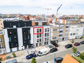 <strong>Koksijde: Luxueus nieuwbouwappartement met ruim terras vlak bij het centrum!</strong> <br />
<p><br />Ontdek dit stijlvolle appartement in het gloednieuwe woonproject residentie Isabella, gelegen in het hart van Koksijde.<br />Deze moderne residentie bevindt zich op wandelafstand van winkels, restaurants en het strand, en combineert een centrale ligging met rust en privacy.<br />Met zijn eigentijdse architectuur, duurzame materialen en oog voor detail biedt Residentie Isabella een exclusieve woonervaring aan de Belgische kust.<br /><br /><br /><strong>Indeling:</strong><br />Inkomhal, gastentoilet, berging met aansluiting voor wasmachine, badkamer met dubbele wastafel in meubel en douche, ruime leefruimte met open keuken en aangrenzend zongericht terras, 2 volwaardige slaapkamers.<br /><br /><br /><strong>Troeven:</strong></p>
<ul><li>Kleinschalig en rustig wonen met slechts 9 appartementen.</li><li>Optimale geluidsisolatie voor extra privacy.</li><li>Moderne energie-efficiëntie en ventilatiesysteem.</li><li>ruim zonneterras.</li><li>Ondergrondse verdieping met parkeerplaatsen en bergingen.</li></ul>
<br /><strong>Meer informatie?</strong> Contacteer Christian op 058 51 23 23.
