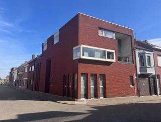 <p><span>Ruim duplex appartement met 2 slaapkamers en 2 terrassen gelegen vlakbij het centrum van Ekeren.</span></p><p><span> </span></p><p><span>Op het gelijkvloers is er een gemeenschappelijke fietsenstalling.</span></p><p><span> </span></p><p><span>Onmiddellijk beschikbaar.</span></p>