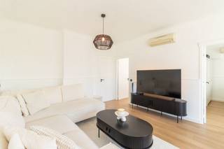 <p>Dit volledig gerenoveerde appartement, gelegen op de tweede verdieping, met drie slaapkamers en een royaal terras biedt modern wooncomfort op een centrale locatie. Openbaar vervoer stopt voor de deur en de A12 is vlot bereikbaar.</p><p><br /></p><p>Het appartement bestaat uit een lichtrijke woonkamer – een moderne en volledig uitgeruste keuken – 3 volwaardige slaapkamers – een badkamer met douche - een ruim terras.</p><p><br /></p><p><strong>Belangrijke troeven:</strong></p><ul><li>Gunstige EPC en elektriciteit conform</li><li>Grootste terras van het gebouw</li><li>Centrale ligging met vlotte bereikbaarheid</li><li>Kelderberging aanwezig</li><li>Autostaanplaats mee aan te kopen voor <strong>18.000 euro</strong></li></ul>