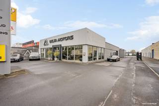 Dit commercieel gelegen bedrijfsgebouw met veel lichtinval heeft een showroom van ca. 560m², berging en bureelruimte met kitchenette.Automatische...