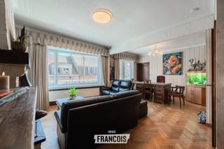 Deze ruime woning te koop in Lombardsijde, gelegen in de Bamburgstraat 21, biedt maar liefst 264 m² bewoonbare oppervlakte en is ideaal als gezinswoning of voor wie veel ruimte zoekt.<br /><br />De woning is opgevat als een bel-étage en beschikt over een zeer ruime inpandige garage (de foto's van de garage werden bewerkt(leeggemaakt) door middel van AI), wat zorgt voor extra comfort en praktische toegankelijkheid. De leefruimte is ruim en lichtrijk en sluit aan op de keuken en de buitenruimte.<br /><br />De woning telt 6 slaapkamers, wat tal van mogelijkheden biedt voor grote gezinnen, thuiswerk of hobbyruimtes. Buiten geniet u van een onderhoudsvriendelijke tuin, waar het aangenaam vertoeven is zonder intensief onderhoud.<br /><br />Met een EPC C beschikt deze woning over een degelijke energetische basis. Daarnaast is ook de elektriciteit conform gekeurd!<br /><br />De ligging in Lombardsijde is rustig, maar tegelijk vlot bereikbaar en nabij de kust.<br /><br />Bent u op zoek naar een ruime woning te koop in Lombardsijde met veel slaapkamers, zeer ruime garage en tuin? <br /><br />Voor meer informatie of een bezoek kunt u contact opnemen met Inti op inti@immofrancois.be<br /><br /> of 0499 74 89 74.<br /><br />
