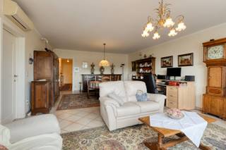 Dit appartement is gunstig gelegen in het bruisende centrum, vlak bij het station, het openbaar vervoer en de winkelstraten. Er is een...