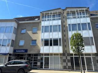 <p><span>Centraal gelegen appartement op de 2eV verdieping in een gebouw met lift, ruime living, ingerichte keuken met toestellen, berging, apart toilet, badkamer met douche, 2 slaapkamers, zonnig terras met bergkast, achterliggende garagebox, dichtbij winkels en openbaar vervoer.</span></p><p><span> </span></p><p><span>Troeven:</span></p><p><span> </span></p><p><span>+ centrale ligging</span></p><p><span>+ gebouw met lift</span></p><p><span>+ zonnig terras</span></p><p><span>+ garagebox</span></p><p><span> </span></p><p><span> </span></p><p><span>Kom niet 'TE LAET' en maak een afspraak via <span>info@immodelaet.be</span></span><span> of 03/644.00.88! </span></p><p><span> </span></p><p><span> </span></p><p><span> </span></p>