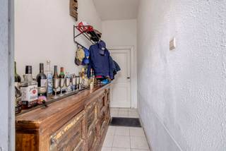 Charmante woning met 2 slaapkamers en tuin gelegen op een centrale ligging te Nijlen! <br /><br />Indeling: inkomhal; woonkamer; trap naar een kelder; geïnstalleerde keuken; badkamer bevat toilet, lavabo en douche; wasplaats met toegang tot de tuin. <br /><br />1V: 2 slaapkamers. <br /><br />Parking voor de woning met gedeelde wegenis naar de tuin; afgesloten poort; terras; overdekte carport (voor auto) met berging; mooi omheinde tuin. <br /><br />Algemeen: <br />- EPC label F (CV aanwezig) <br />- Woning is momenteel verhuurd <br />- Gunstige ligging nabij scholen, winkels, invalswegen<br /><br />Alle attesten zijn beschikbaar onderaan op onze website. <br />Voor meer info of een bezoek: 0472 22 22 44 of thanee@solittvastgoed.be.