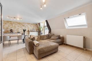 [[ DIT PAND NEEMT DEEL AAN DE ERA OPEN HUIZEN DAG OP 19/9 VAN 17:30 TOT 18:30 ]]
<p>Ruim appartement in het centrum van Zulte met garage inbegrepen.</p>

<p> </p>

<p>Dit appartement uit bouwjaar 2000 combineert een centrale ligging met een praktische indeling en aangename woonruimte. Dankzij de ligging nabij het centrum en de vlotte verbinding met belangrijke invalswegen geniet u hier van een uitstekende bereikbaarheid. De ruime leefruimtes en drie slaapkamers maken dit appartement ideaal voor gezinnen of wie extra ruimte zoekt. Bovendien beschikt het pand over een EPC-label C, wat zorgt voor een gunstige energieprestatie. De garage is inbegrepen in de prijs.</p>

<p> </p>

<p>Belangrijkste ruimtes:<br />• Inkomhal met apart toilet<br />• Ruime living met aangename lichtinval<br />• Eetkamer aansluitend op de leefruimte<br />• Functionele keuken met praktische indeling<br />• Berging voor extra stockage en huishoudelijke voorzieningen<br />• Ruime badkamer met alle nodige comfort<br />• 3 kamers<br />• Terras om buiten te genieten<br />• Garage inbegrepen in de prijs</p>

<p> </p>

<p>Troeven:<br />• Ruim appartement met 3 slaapkamers<br />• EPC-label C<br />• Garage inbegrepen in de prijs</p>

<p> </p>

<p>Neem vandaag nog contact op voor een bezoek aan dit appartement in Zulte.</p>

<p> </p>

<p>JOUW DROOMAPPARTEMENT. ZO GEVONDEN!</p>