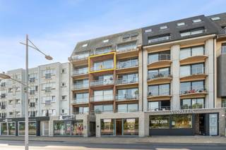 <p><span>Ontdek deze instapklare en verrassend ruime studio met aparte slaaphoek, gelegen op de vierde verdieping van een kleinschalige en perfect onderhouden residentie in het bruisende toeristisch centrum van Bredene. Dankzij de topligging, op wandelafstand van winkels, openbaar vervoer en op slechts 2 minuten van het strand, geniet u hier van het beste wat de kust te bieden heeft.</span></p><p><span>Een absolute troef is het prachtige, open zicht op de duinen dat u elke dag opnieuw laat wegdromen.</span></p><p><span>Indeling:</span><span><br />Inkomhal, gezellige aparte slaaphoek met dubbel bed en ingemaakte kasten, lichtrijke leefruimte die uitgeeft op het terras met uniek open zicht, ingerichte keukenhoek, praktische berging, badkamer met douche en lavabo, en een apart toilet.</span></p><p><span>Extra troeven:</span></p><ul><li><span>Goede EPC-score</span></li><li><span>Elektriciteit conform</span></li></ul><p><span>Perfect als tweede verblijf, slimme investering of zorgeloze vaste woonst aan zee. Een buitenkans op een toplocatie!</span></p>